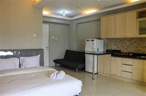 Photo 5 - Fully Furnished And Spacious Studio At Green Bay Pluit Apartment
