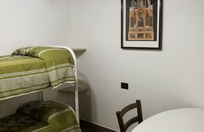 Portion of a Farmhouse With 30 Beds - 4 Apartments and 2 Rooms - Foto 14