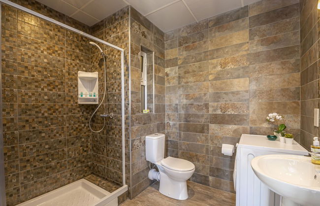 Summer Breeze Penthouse with large Terrace and Hot Tub by Getaways Malta - Foto 28
