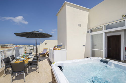 Photo 11 - Summer Breeze Penthouse With Hot Tub