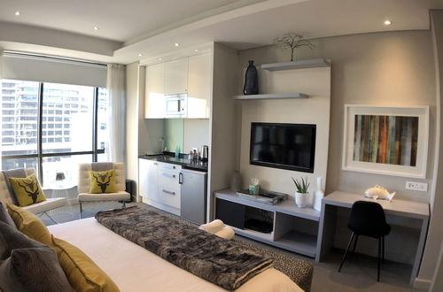 Photo 5 - Sandton Skye Suite 604