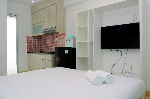 Foto 5 - Cozy Living Studio Apartment at Bassura City