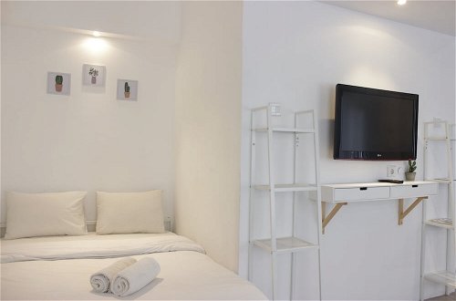 Photo 7 - Modern Chic Studio Room at Grand Asia Afrika Apartment