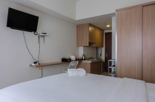 Photo 4 - Modern and Comfy Studio Parkland Avenue Apartment