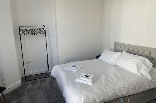 Foto 5 - Spacious 2-bed Apartment With Free Parking