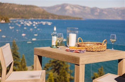 Foto 45 - Lakeview by Avantstay Private Waterfront Cabin on Lake Tahoe w/ Hot Tub & Views