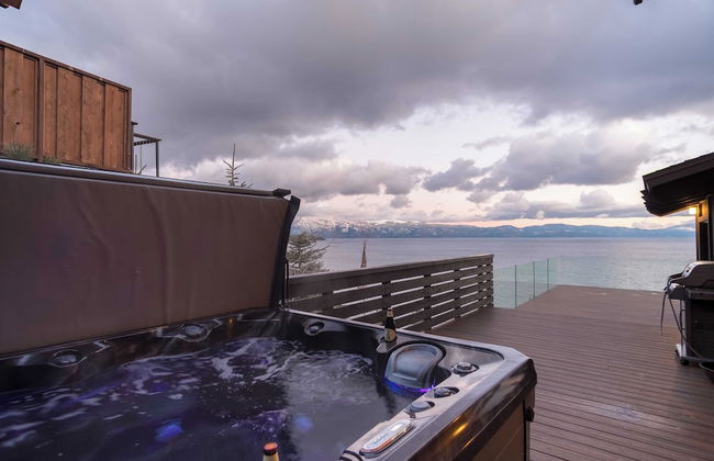 Lakeview by Avantstay Private Waterfront Cabin on Lake Tahoe w/ Hot Tub & Views - Foto 14