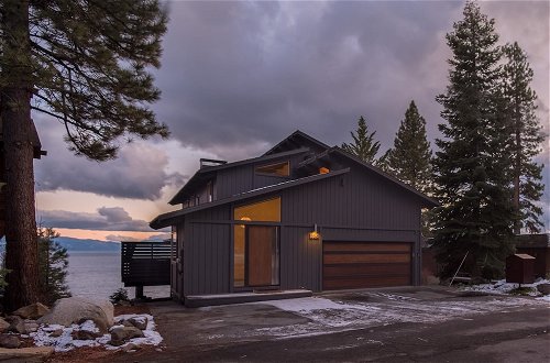 Foto 19 - Lakeview by Avantstay Private Waterfront Cabin on Lake Tahoe w/ Hot Tub & Views