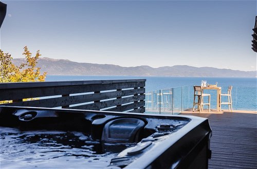 Foto 34 - Lakeview by Avantstay Private Waterfront Cabin on Lake Tahoe w/ Hot Tub & Views