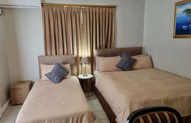 Savoy Lodge - Room - Photo 9