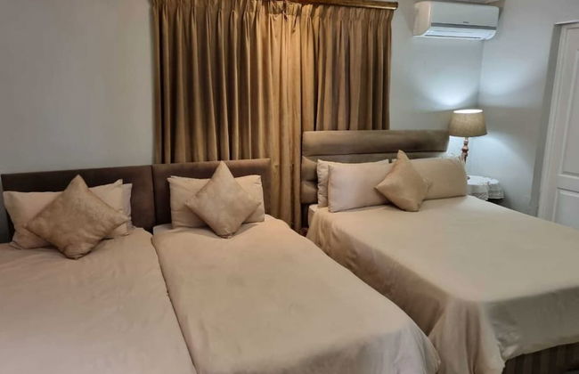 Savoy Lodge - Room - Photo 10