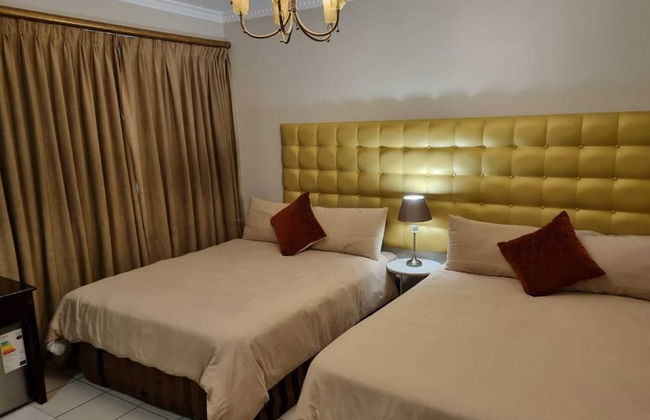 Savoy Lodge - Room - Photo 6
