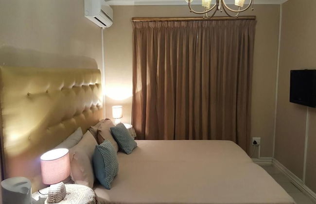 Savoy Lodge - Standard Double Room 7 - Photo 12