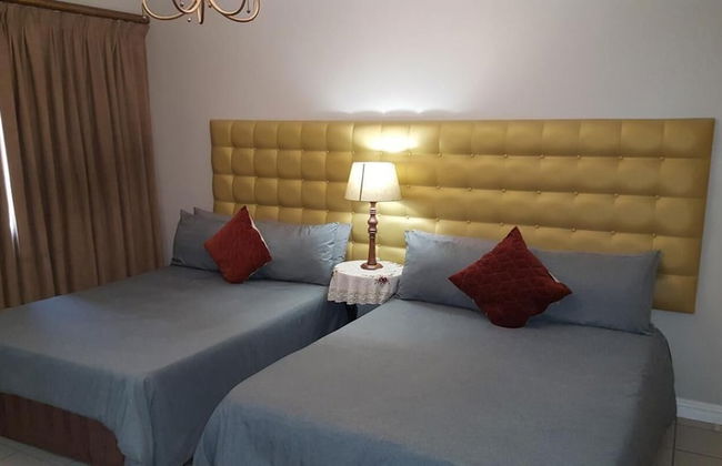 Savoy Lodge - Standard Double Room 7 - Photo 13