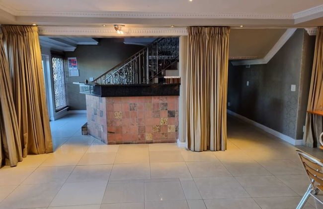 Savoy Lodge - Room - Photo 2