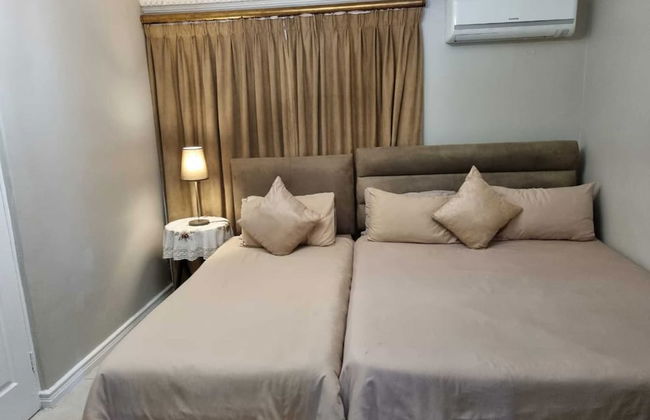 Savoy Lodge - Room - Photo 5