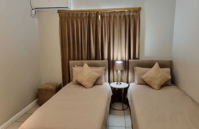 Savoy Lodge - Room - Photo 11