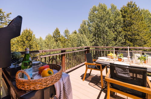 Photo 13 - Little Red by Avantstay Peaceful Serene Cabin W/hot Tub & Pine Tree Views