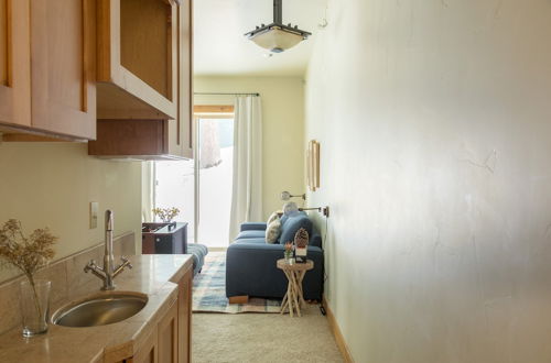 Photo 2 - Little Red by Avantstay Peaceful Serene Cabin W/hot Tub & Pine Tree Views