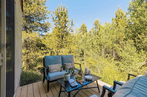 Photo 11 - Little Red by Avantstay Peaceful Serene Cabin W/hot Tub & Pine Tree Views