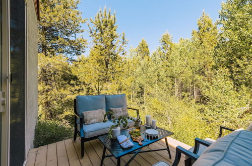 Photo 4 - Little Red by Avantstay Peaceful Serene Cabin W/hot Tub & Pine Tree Views