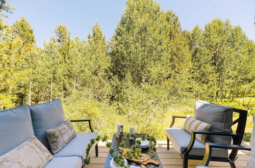 Photo 2 - Little Red by Avantstay Peaceful Serene Cabin W/hot Tub & Pine Tree Views