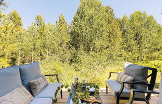 Photo 2 - Little Red by Avantstay Peaceful Serene Cabin W/hot Tub & Pine Tree Views