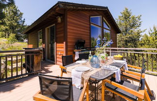 Photo 1 - Little Red by Avantstay Peaceful Serene Cabin W/hot Tub & Pine Tree Views