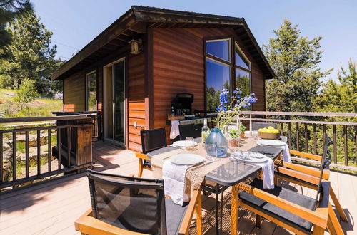 Photo 1 - Little Red by Avantstay Peaceful Serene Cabin W/hot Tub & Pine Tree Views