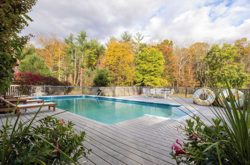 Photo 17 - Cortland by Avantstay Charming Heritage Estate w/ Private Lake & Pool