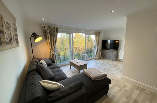 Photo 14 - Penthouse Waterfront Apartment - St Neots