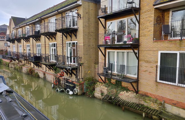 Penthouse Waterfront Apartment - St Neots - Photo 1