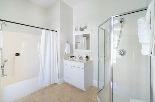 Photo 12 - Topsail by Avantstay Bright Beachside Getaway w/ Pool & Ocean Views