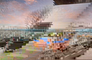 Foto 2 - Sleeps 34! 11 Condos in New Austin High Rise w/ Rooftop Pool, Gym, Yoga Studio