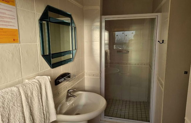 Savoy Lodge - Room - Photo 40