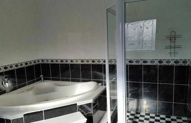 Savoy Lodge - Room - Photo 35