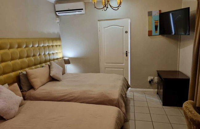 Savoy Lodge - Standard Double Room 7 - Photo 21