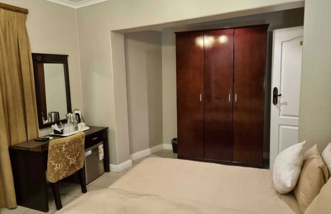 Savoy Lodge - Room - Photo 27