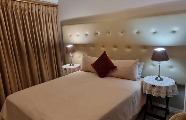 Savoy Lodge - Room - Photo 13