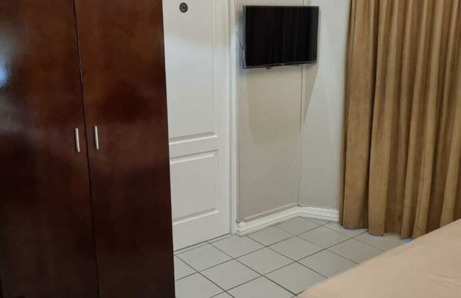 Savoy Lodge - Room - Photo 26
