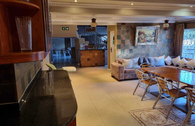 Savoy Lodge - Room - Photo 28