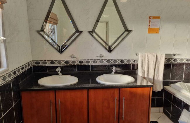 Savoy Lodge - Room - Photo 39
