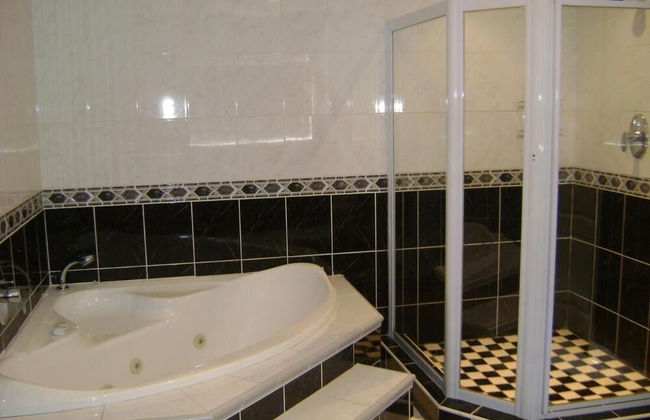 Savoy Lodge - Room - Photo 32