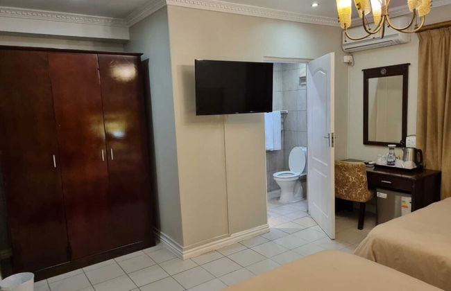 Savoy Lodge - Room - Photo 12