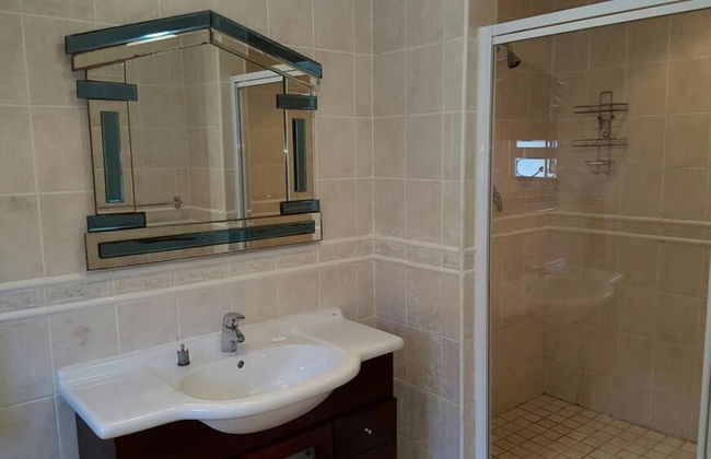 Savoy Lodge - Room - Photo 33