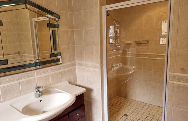 Savoy Lodge - Room - Photo 38