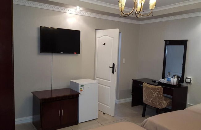 Savoy Lodge - Room - Photo 24