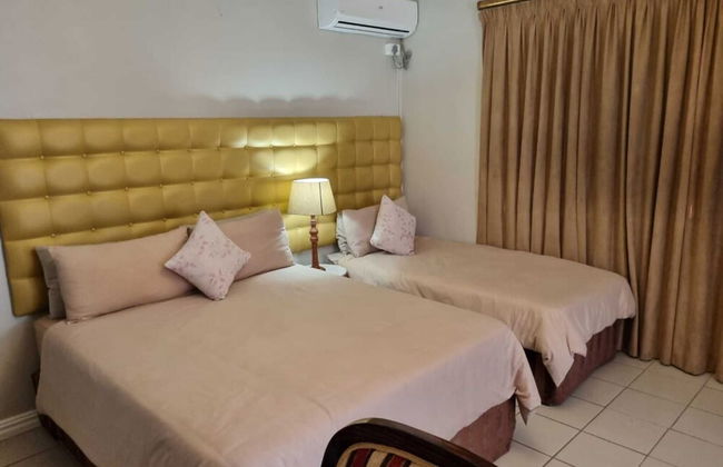Savoy Lodge - Standard Double Room 7 - Photo 20