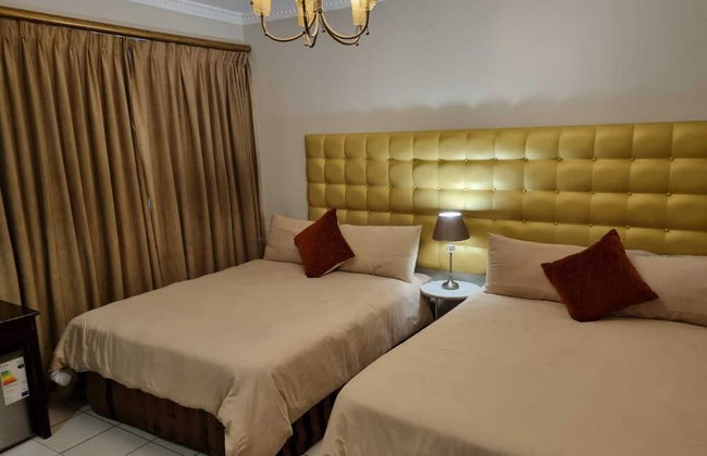 Savoy Lodge - Standard Double Room 7 - Photo 17