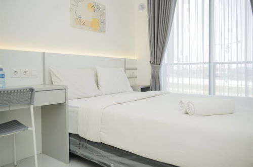 Foto 4 - Fully Furnished And Tidy Studio Sky House Bsd Apartment